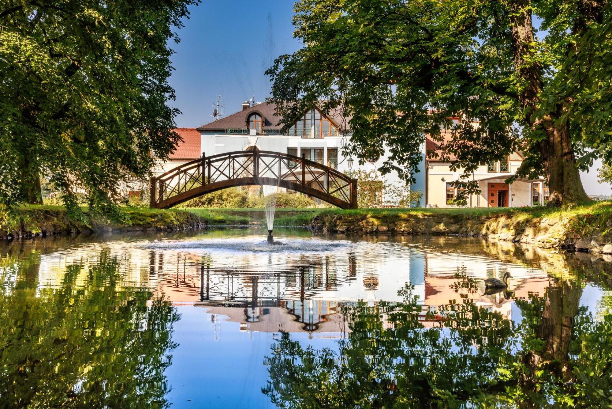 Darovansky Dvur - Wellness & Golf Hotel Břasy Esterno foto