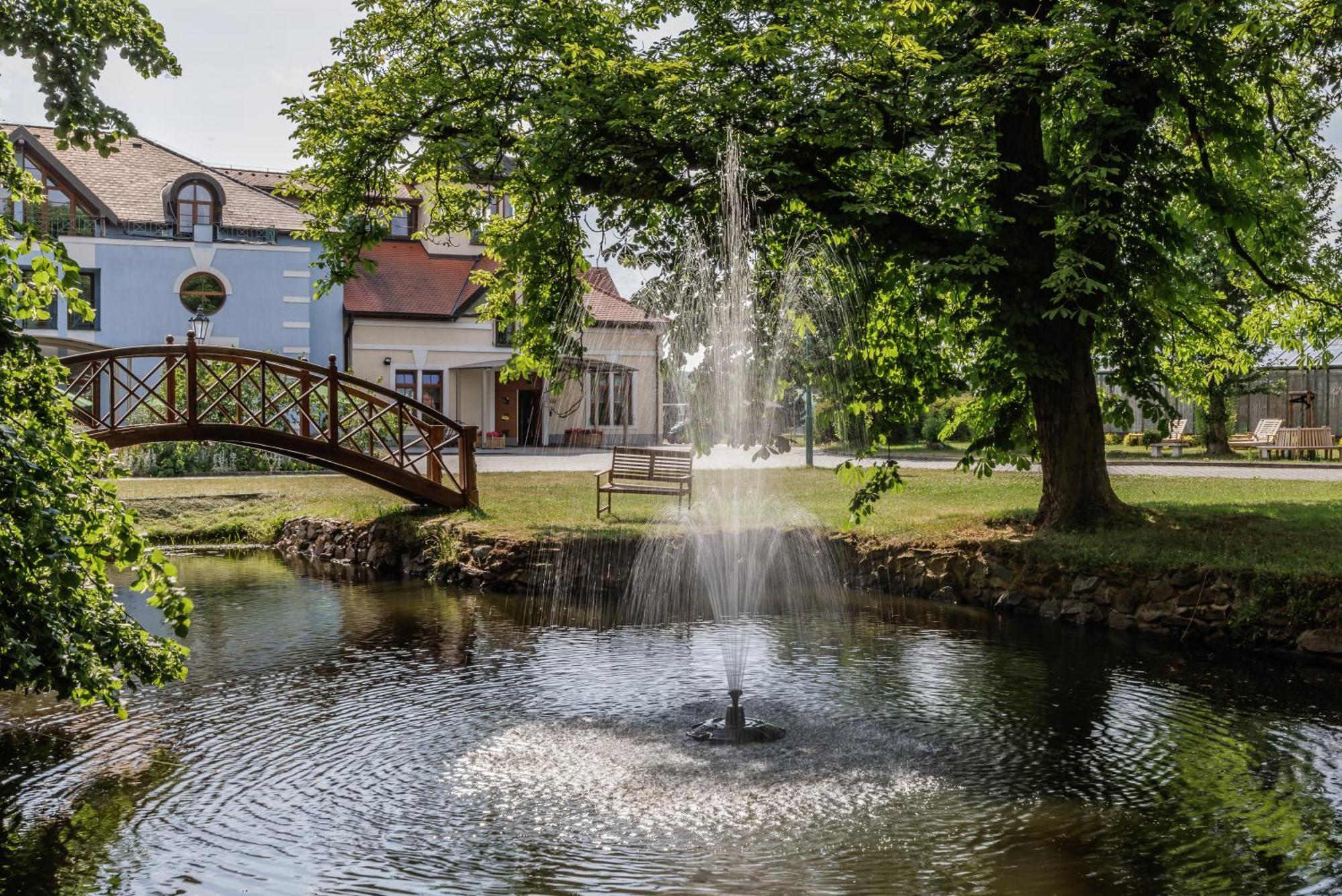 Darovansky Dvur - Wellness & Golf Hotel Břasy Esterno foto