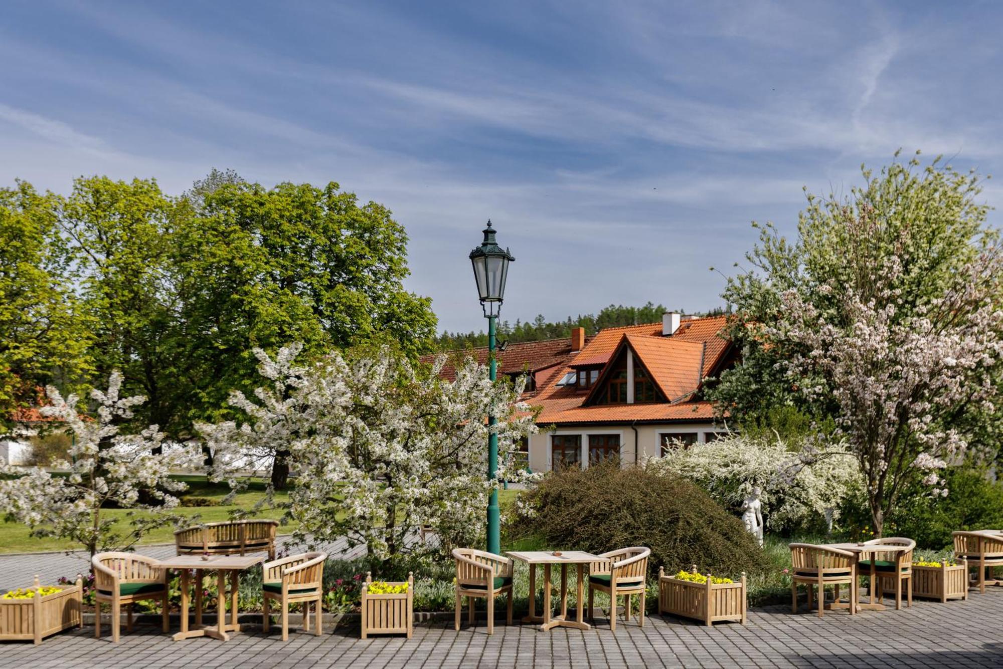 Darovansky Dvur - Wellness & Golf Hotel Břasy Esterno foto